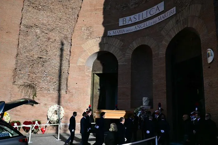 Seit dem frühen Freitag versammelten sich Menschen in der Basilika Santa Maria degli Angeli im Zentrum von Rom und auf dem davorliegenden Platz, um von dem Nobelschneider Abschied zu nehmen