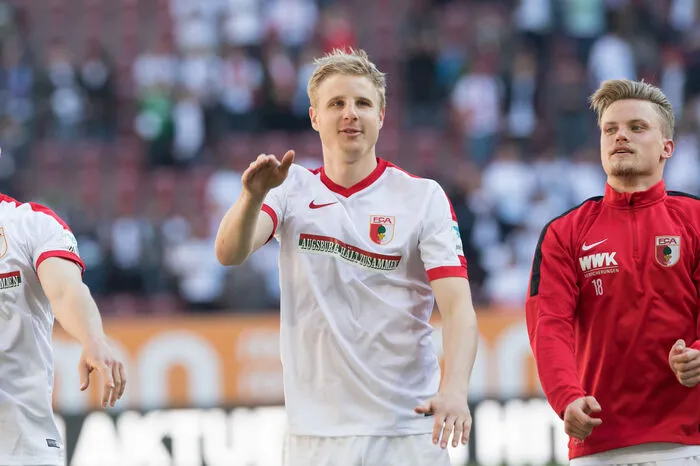 Kurz kehrte der Verteidiger zurück nach Salzburg, ehe es im Sommer 2016, nach wenigen Einsätzen für die Mozartstädter, nach Augsburg ging. Dort absolvierte er 83 Partien zwischen 2016 und 2019. Einen damals kolportierten Wechsel zu Schwester-Klub Leipzig lehte Hinteregger deutlich ab. 
