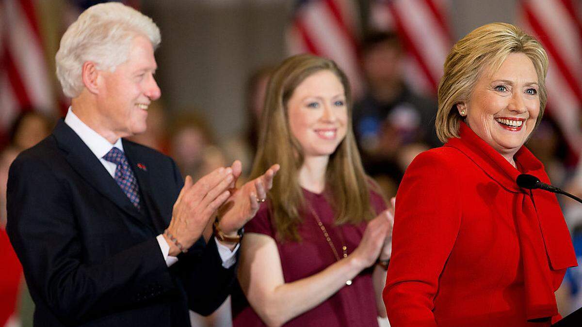 Bill und Hillary Clinton Clinton mit ihrer Tochter - und nun zweifachen Mama - Chelsea