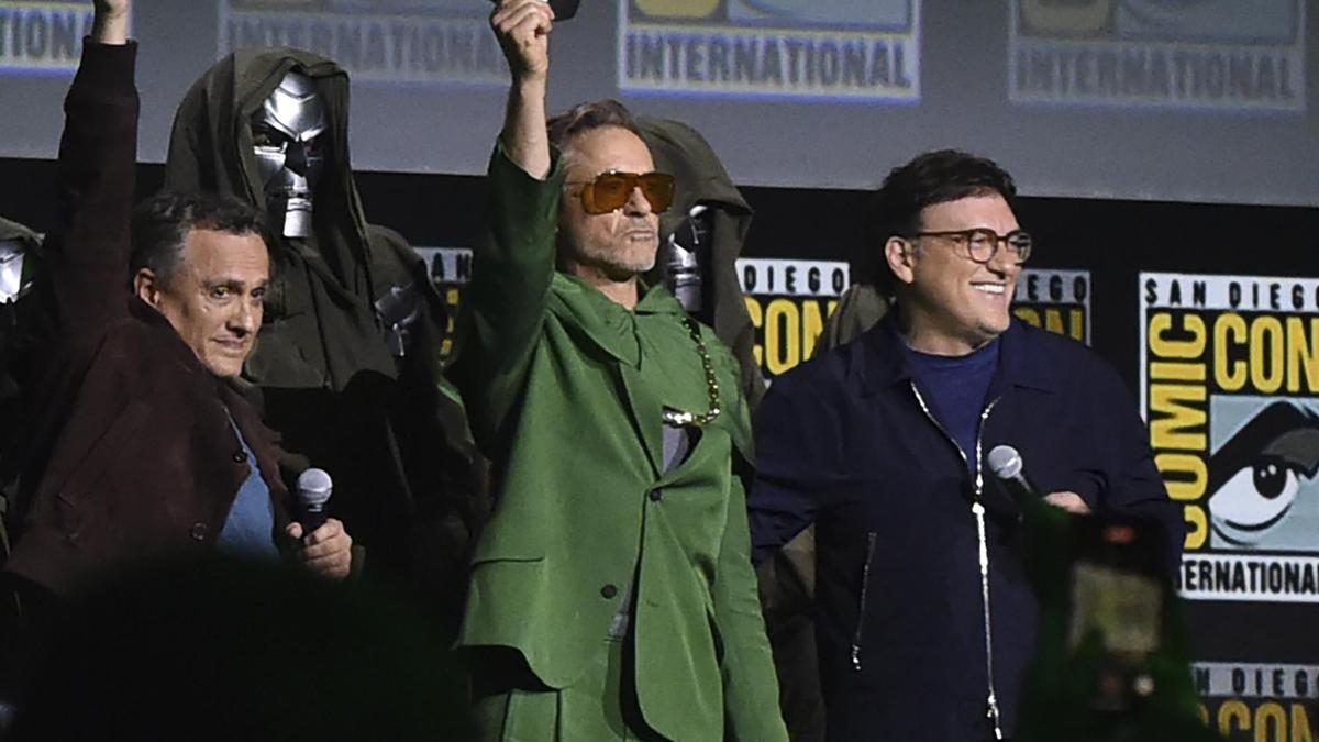 Robert Downey Jr. mit den Brüdern Joe (links) und Anthony auf der Comic-Con 