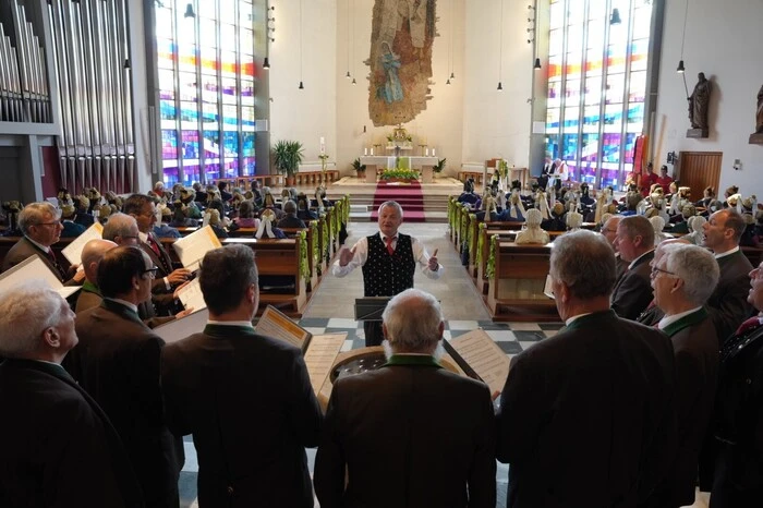 Umrahmt wurde der Gottesdienst vom MGV St.Peter Edling unter Hans Gert Egger
