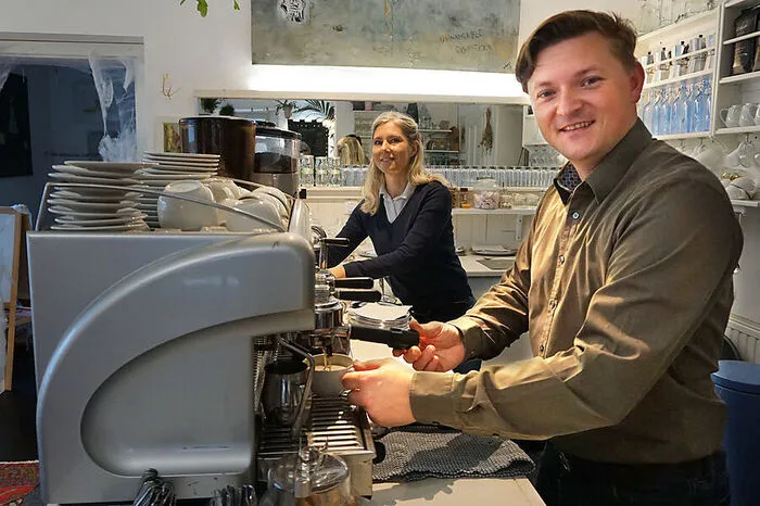 Eva und Reinhold Rodler betreiben in St. Johann bei Herberstein ein Café, in dem Schmetterlinge den Raum erfüllen und Kaffeehauskultur gefrönt wird. Mehr dazu.