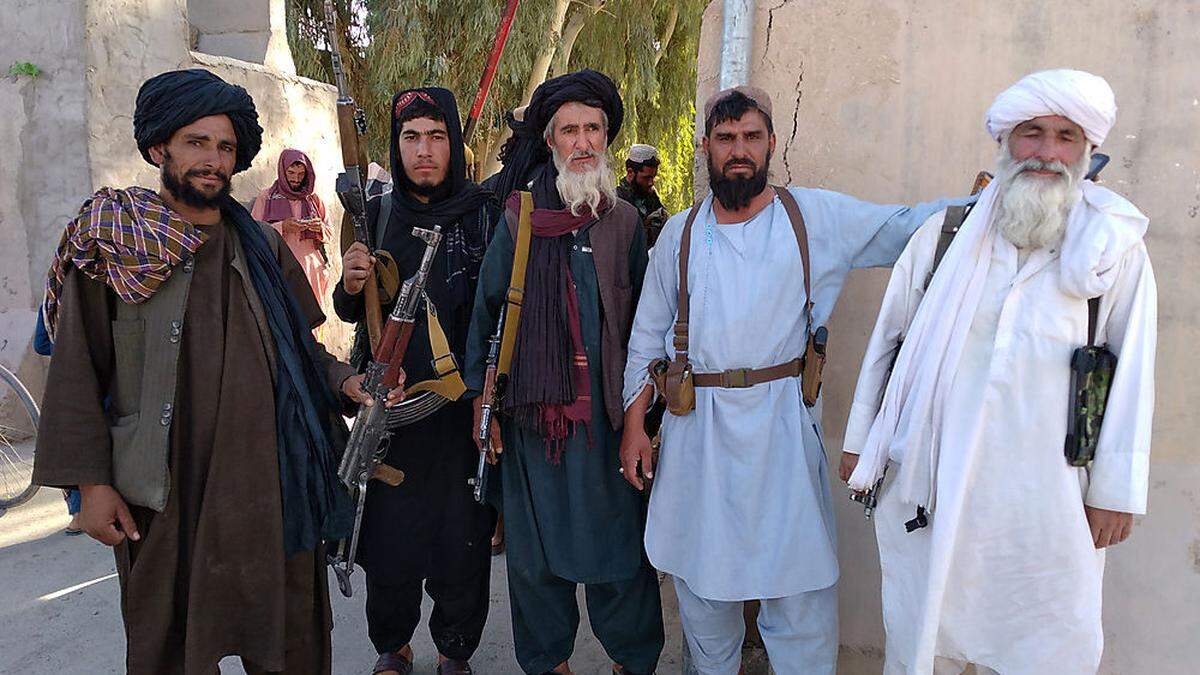 Eine Gruppe Taliban in Farah