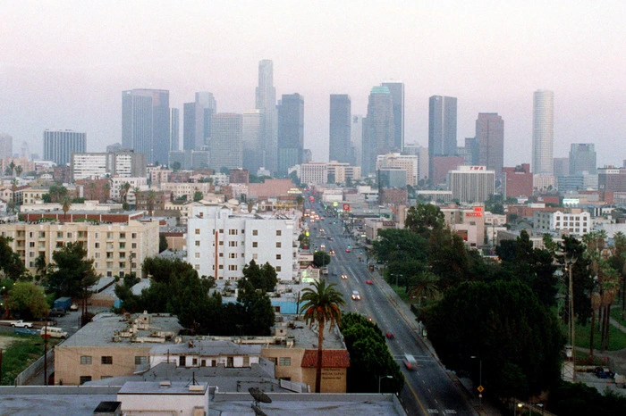 Los Angeles. Seit 1994 besitzt Brad Pitt eine knapp 500 Quadratmeter große Villa im angesagten Stadtteil Los Feliz in Los Angeles. Die Gegend gehört zu den wohlhabendsten in ganz Los Angeles und zahlreiche Berühmtheiten haben hier ihre Villen. Als Tourist bleibt es aber oft bei einem Blick auf Zaun oder Mauer der Anwesen, sofern die Anwesen nicht ohnehin in für die Öffentlichkeit unzugänglichen Gated Communities liegen. Trotzdem begegnen Besucher in der „Stadt der Engel“ oftmals Berühmtheiten und erleben das Flair Hollywoods. Das SIXTY Beverly Hills Hotel am Wilshire Boulevard ist dafür ideal. Gäste wohnen mitten in Beverly Hills, mit Hollywood-Stars in der Nachbarschaft und nur eine halbe Stunde vom bekannten Venice Beach entfernt.https://www.secretescapes.de/city-trip-in-die-stadt-der-engel-los-angeles-kalifornien-usa-sixty-beverly-hills/sale