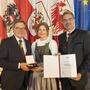 Marianne Oberdorfer wurde mit dem Verdienstkreuz ausgezeichnet – im Bild mit Günther Platter und Arno Kompatscher