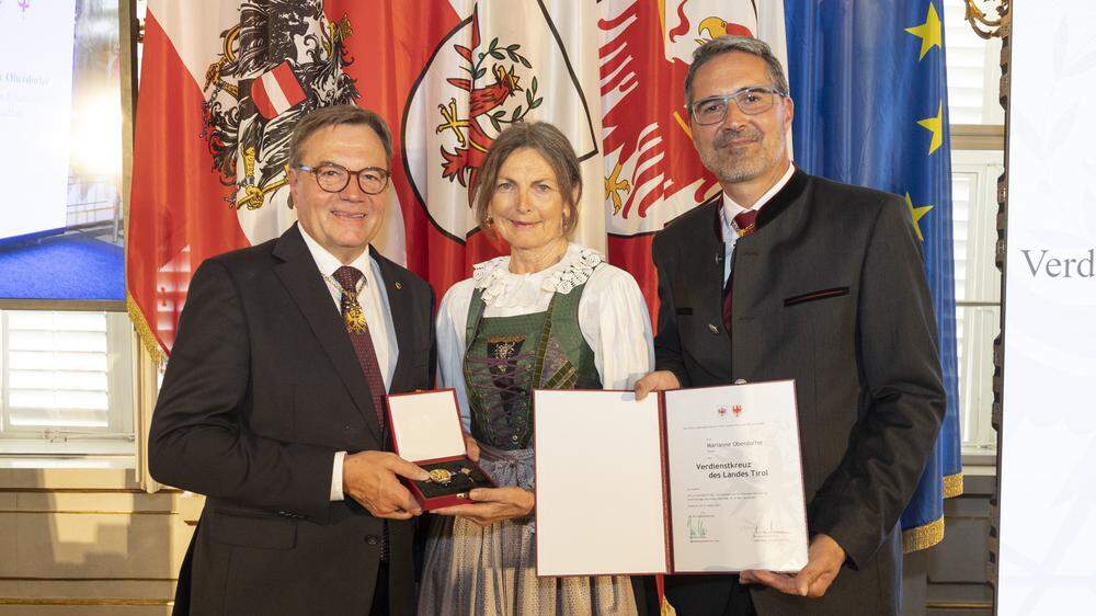 Marianne Oberdorfer wurde mit dem Verdienstkreuz ausgezeichnet – im Bild mit Günther Platter und Arno Kompatscher