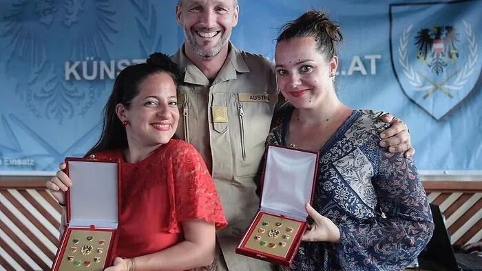 Von Kontingentskommandant Oberst Jamnig gab's für die Kernölamazonen ein Dankeschön