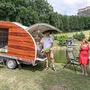 Thomas und Monika Neuhold mit der mobilen Zirbenstube