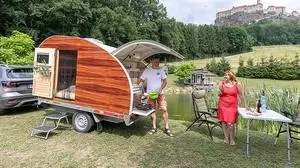 Thomas und Monika Neuhold mit der mobilen Zirbenstube