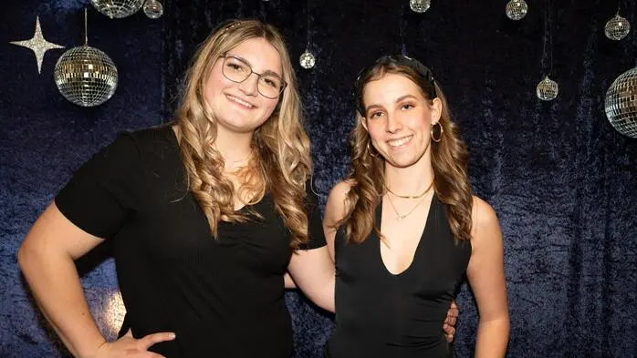 Den feierlichen Auftakt bildete die Polonaise, die von Gabriele Remschnig einstudiert wurde. Maren Wissiak und Nicole Krassnitzer (im Bild) vom Ballkomitee begrüßten die Gäste. 