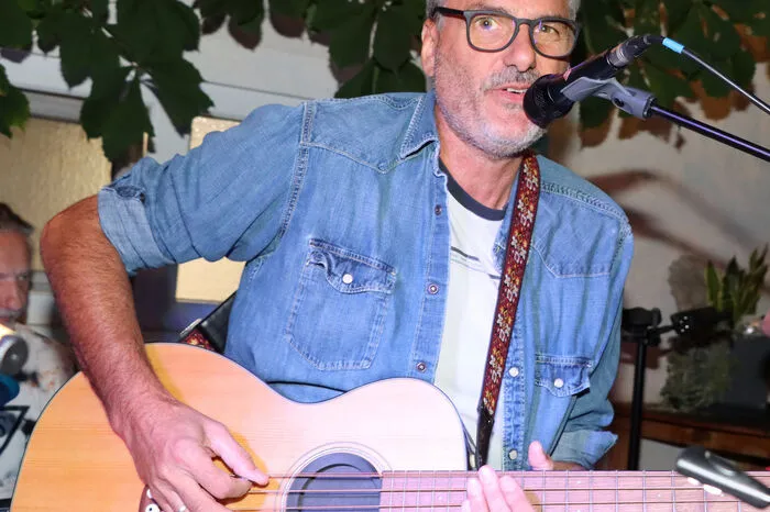 Bernhard Kanduth - Die Stimme.Kanduth, ehemaliger Sänger der Kärntner Rocksensation Fahrenheit, der unter dem Künstlernamen „Canterro“ jahrelang aktiv war. Gemeinsam mit Sigo Greschitz konnte mit der wunderschönen Rockballade „The Key“ ein (kleiner) Radio-Hit gelandet werden. Bei ROQ steuert Kanduth die Leadstimme und die Bass-Gitarre bei.