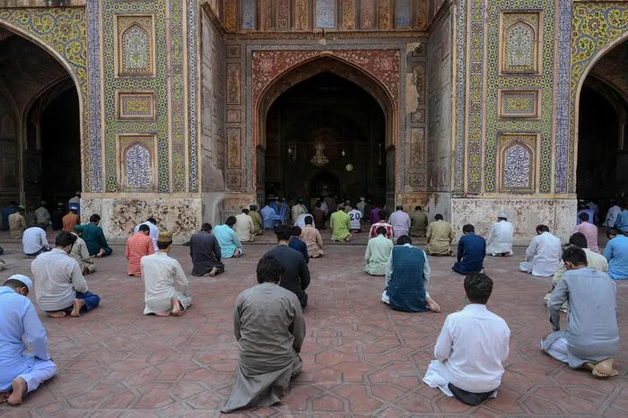 Muslime halten bam Freitagsgebet in einer Moschee in Pakistan Abstand aufgrund der aktuellen Beschränkungen.