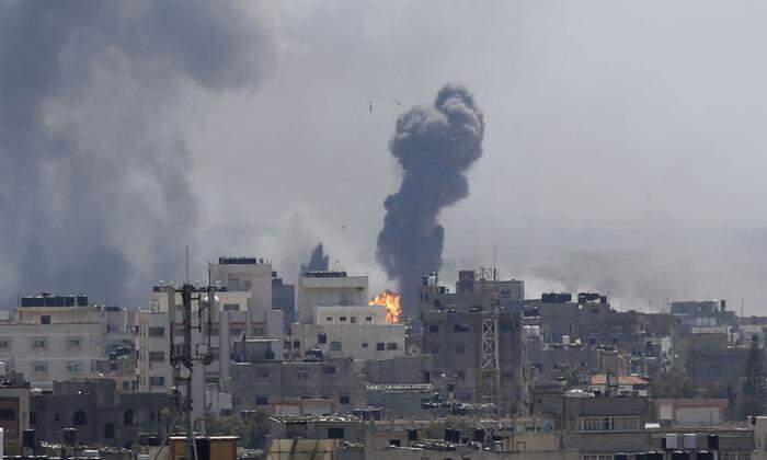 Explosionen nach einem Luftangriff Israels