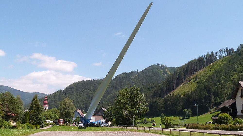 Der Transport der neuen Anlagen auf den Tauernwindpark ist eine Herausforderung. Allein ein Rotorblatt ist 56 Meter lang