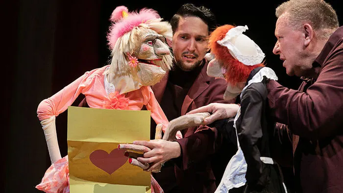 Remigration mit Hindernissen: Nikolaus habjan und Neville Tranter in "The Hills are Alive"