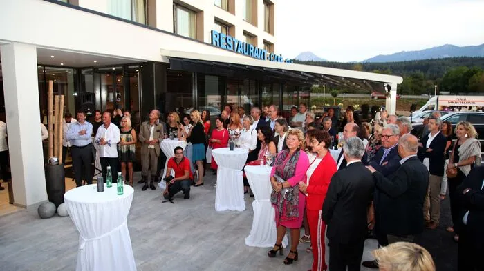 Feierlich wurde gestern, Donnerstagabend, das "Hotel Seven" eröffnet. Zahlreiche Unternehmer, Stadtpolitik und Freunde des Hendelbarons und Hoteliers waren dabei.