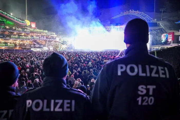 Die Polizei im Dienst, ob im Stadion oder ...