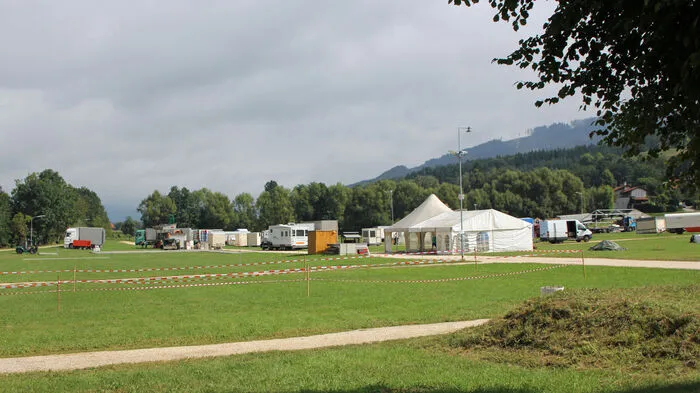 Schön langsam erwacht die Wiesn wieder. Das erste Fahrgeschäft „Flipper“ steht, andere Schausteller sind gerade beim Aufbauen.
