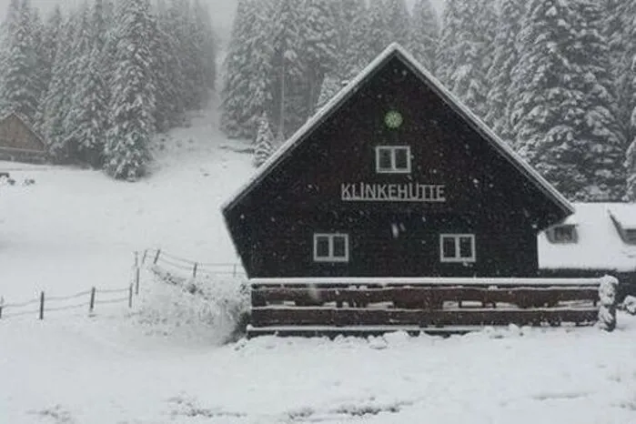 Auch im Gesäuse (hier Oberst Klinke Hütte) hat es weit heruntergeschneit