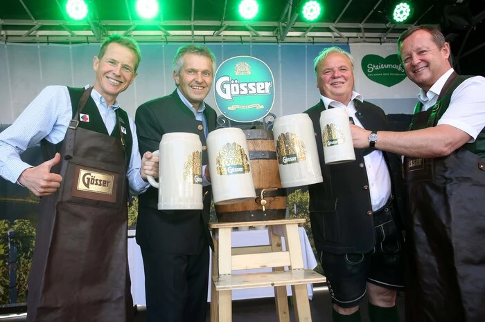 Andreas Goldberger (links) beim Bieranstich