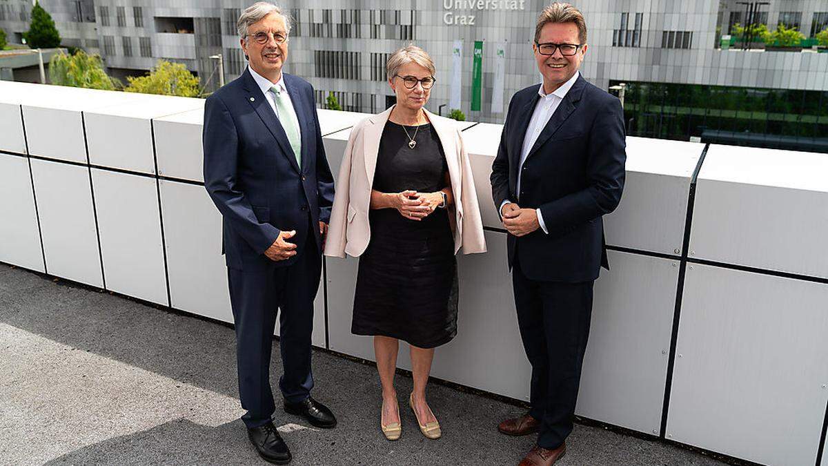 Minister Martin Polaschek (rechts) mit Med-Uni-Rektor Hellmut Samonigg und der künftigen Rektorin Andrea Kurz