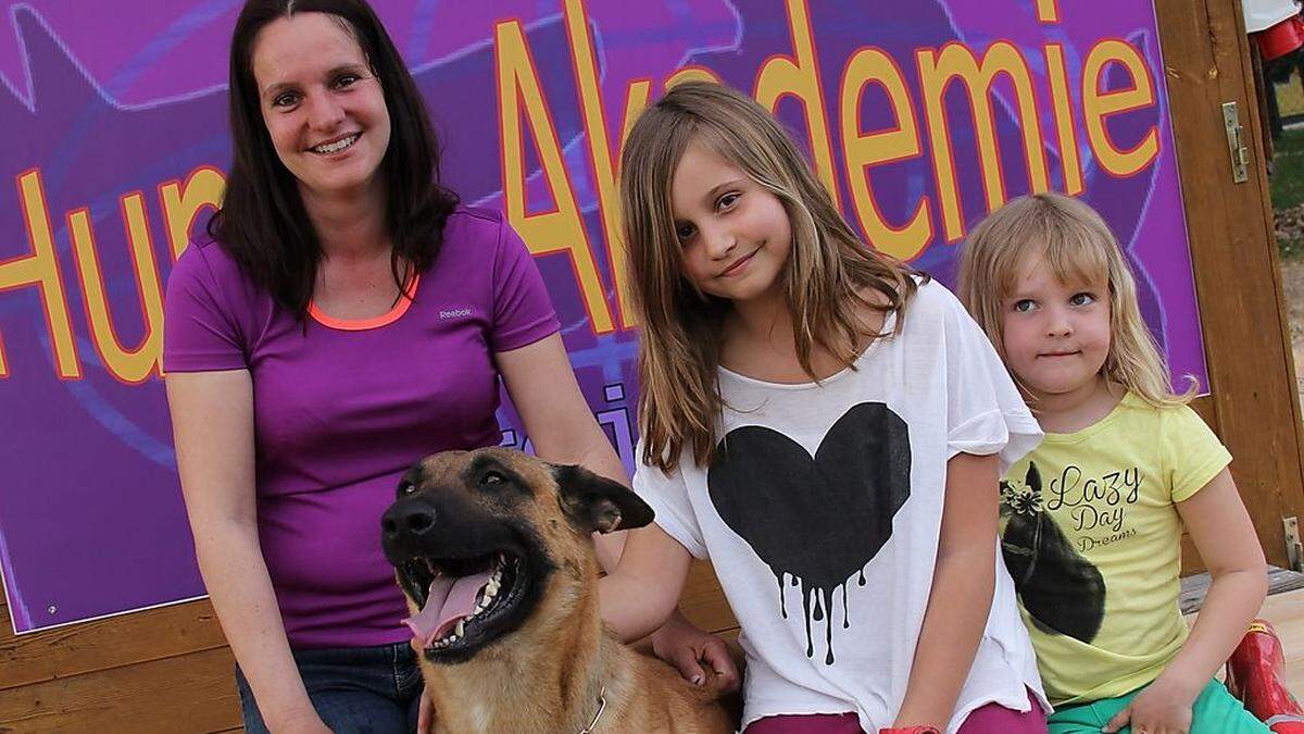 Elke Krojnik (am Bild mit ihren Töchtern) leitet die Hundeakademie in St. Michael ob Bleiburg