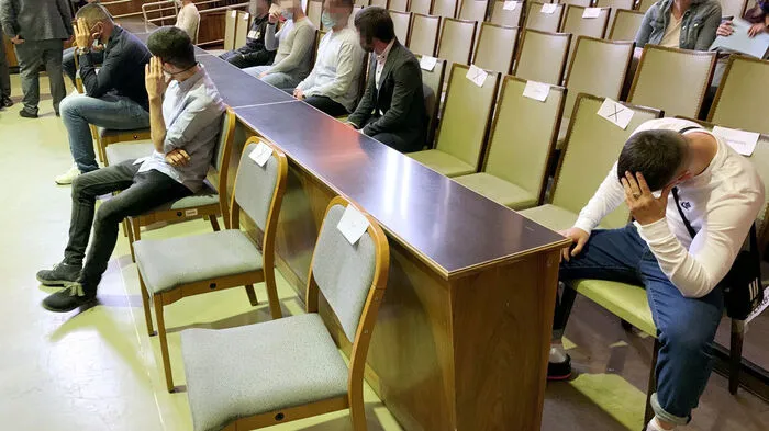 Der Prozess gegen die 13 Beschuldigten begann am Dienstag unter strengen Auflagen.