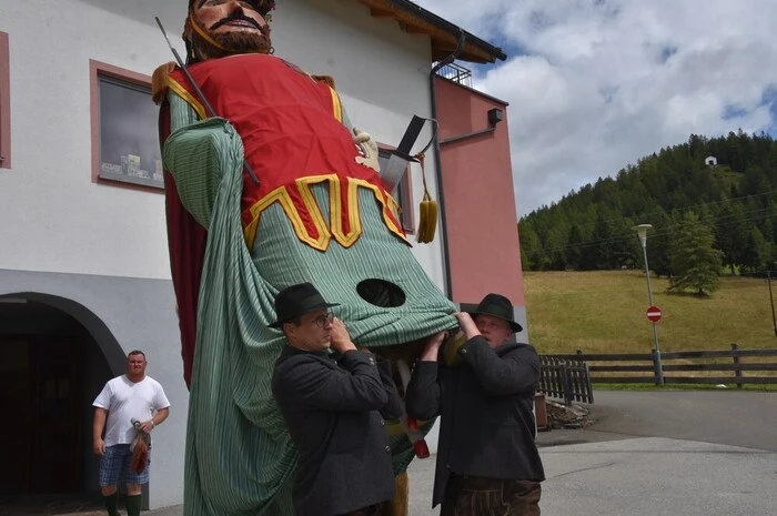 Am Oswaldisonntag steht die Riesenfigur Samson im Mittelpunkt.