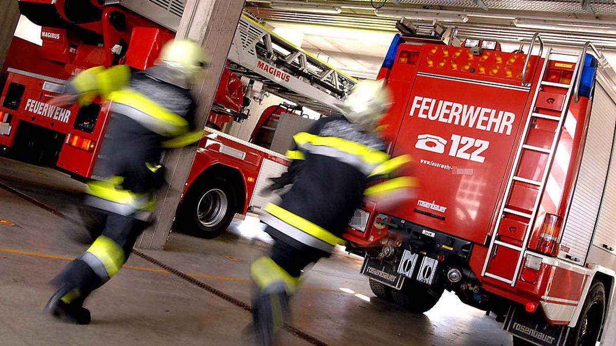 Die Berufsfeuerwehr Klagenfurt rückte am Dienstag zu einem Wohnungsbrand aus und rettete den schlafenden Bewohner (Symbolfoto)