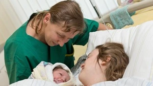 Hebammen könnten das Gesundheitssystem entlasten, die Struktur steht ihnen aber dabei im Weg