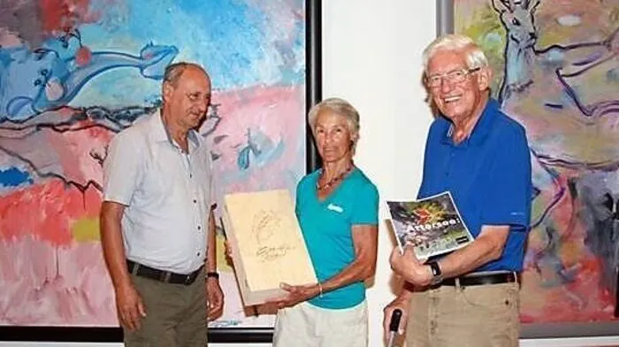 Fritz Fröhlich (li.) vom Kulturverein St. Ulrich im Greith gratuliert Erna Egger mit Gatten Harald Egger als eintausendste Besucherin