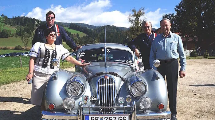 Marianne und Johann Baumgartner vom Ausflugsgasthaus Tatschl in Mauterndorf (Gemeinde Bad St. Leonhard) waren die Gastgeber des Pausenstopps, den die Teilnehmer der diesjährigen Internationalen Alpenfahrt Classic Rallye mit Start- und Zielort Bad Kleinkichheim einlegten.