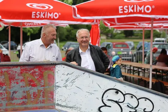 Unter den begeisterten Zusehern war auch Bürgermeister Josef Ober: „Manche Sprünge sind schon gewagt und erfordern viel technisches Können. Die ausgebaute Anlage ist für diese Sportart bestens geeignet.“