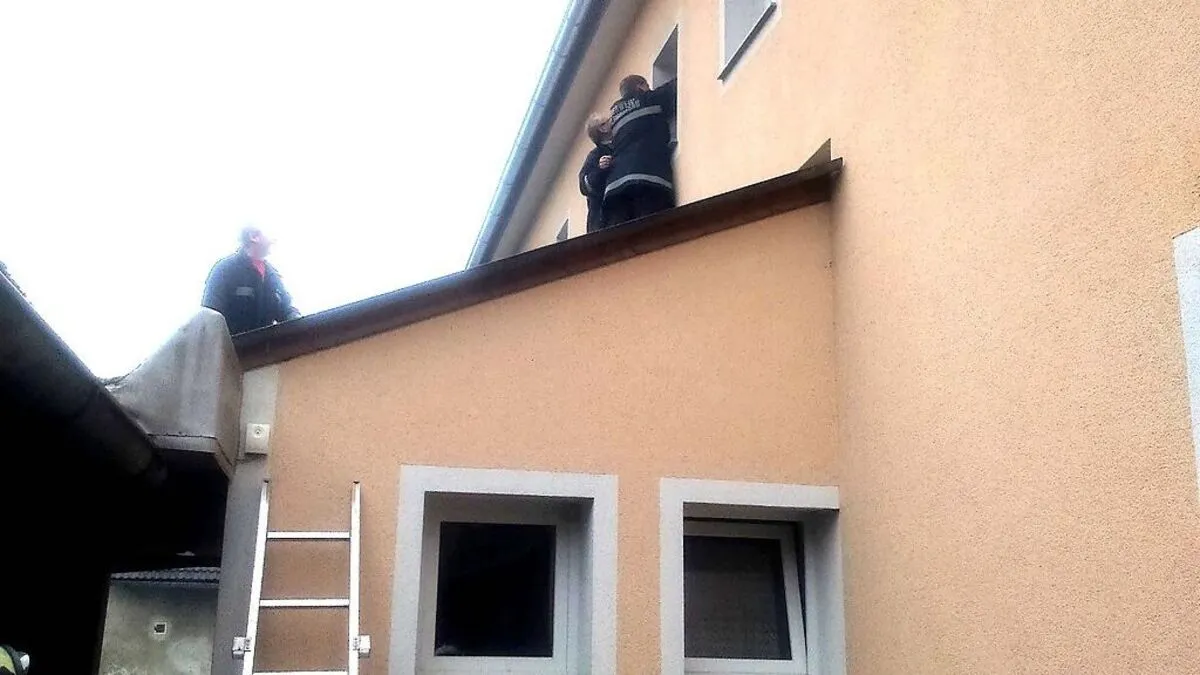 Über ein Dach an der Rückseite konnte die Feuerwehr in das Haus eindringen