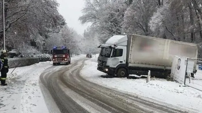 In Eggersdorf bei Graz rutschte ein Lkw von der Fahrbahn
