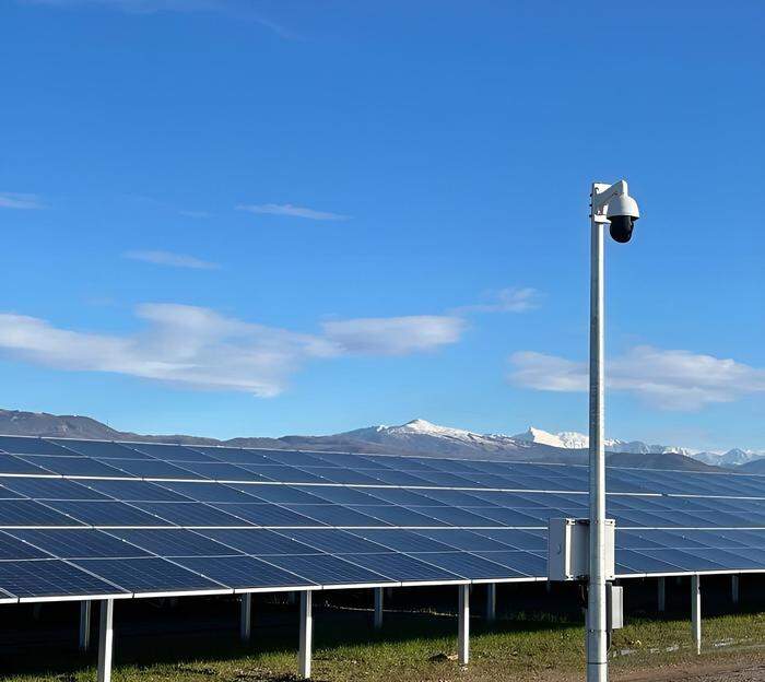 Immer mehr gefragt ist die Sicherung von Photovoltaikparks, weil Profibanden es auf Module, Kabel und Wechselrichter abgesehen haben