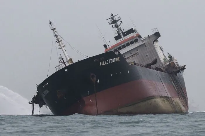 Das 144 Meter lange Schiff brannte in Schieflage.