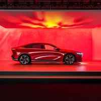 Dramatischer Auftritt für ein echtes Designstück: Mazda 6e
