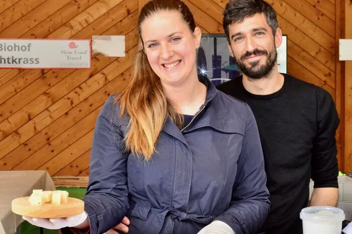 Das breite Marktangebot an Brot, Speck, Käse, Gemüse, Kräuter, Getränke, Feldfrüchte und Wollprodukte ließ keine Wünsche offen.