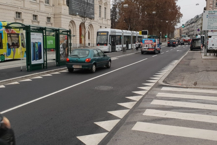 Glacis/Kaiser-Josef-Platz: neue Schienen, neue Haltestellen. Der Schutzweg in der Mitte ist weg, dafür...