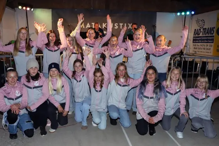 Ihre Jahresabschlussfeier feierten die „Glantalgirls“ von der U12 und U14 mit ihrem Trainer Christian Meitz und Trainerin Christin Schweiger.