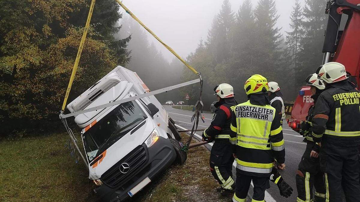 Der Klein-Lkw kam Mittwochfrüh von der Straße ab