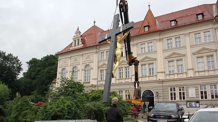 Das restaurierte Brückenkreuz wurde mittels Kran auf seinen Platz gehoben