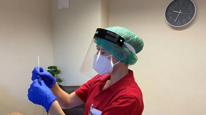 Krankenschwester Marinela Baumann bereitet sich auf die täglichen Testungen vor. Mittels Schnelltest soll verhindert werden, dass das Virus erneut ins Heim eingeschleppt wird