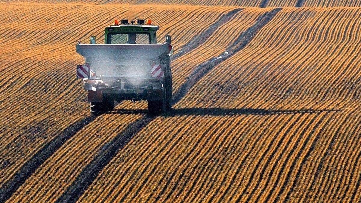 Einen Kunstdüngerstreuer wollte der Landwirt ankoppeln, als dieser auf ihn zu rutschte (Symbolfoto)