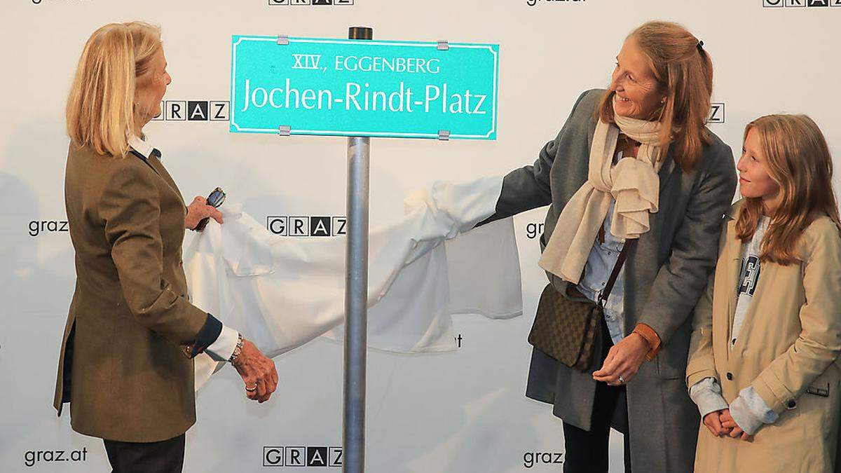 Witwe Nina und Tochter Natascha Rindt bei der Einweihung des Jochen-Rindt-Platzes