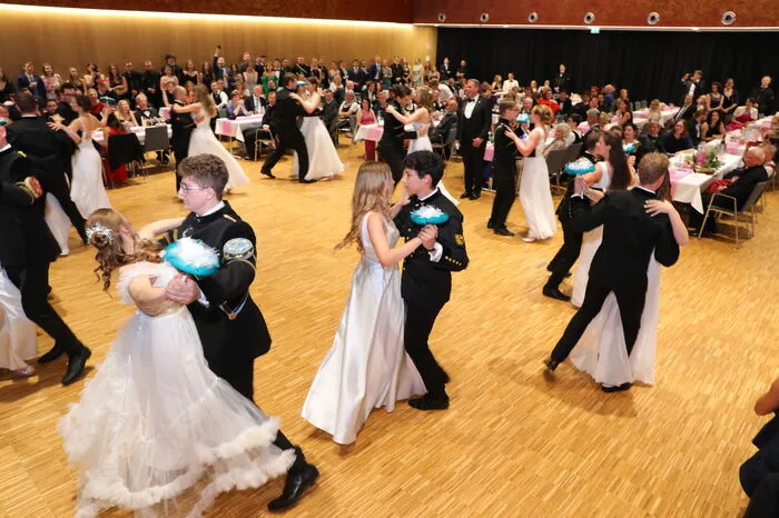 Geboten wurde ein ebenso stilvolles wie familiäres Fest mit Tanz, Musik und guter Unterhaltung. Dafür sorgten neben der Herzkraft-Band und Cubra Libre auch die Polonaise und die Quadrille zur Mitternacht, für die wie schon in den vergangenen Jahren die Tanzschule Glauninger verantwortlich zeichnete.