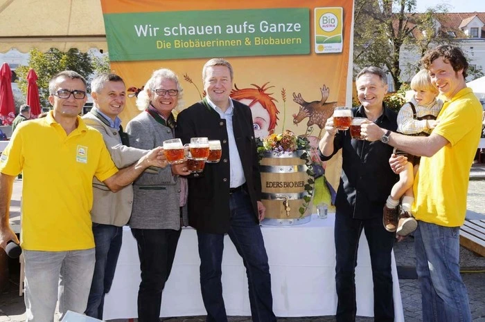 ...Bio-Ernte-Steiermark Geschäftsführer Josef Renner, Bio-Bierbrauer Helmut Eder und Biofest-Organisatoren den kulinarischen Reigen.