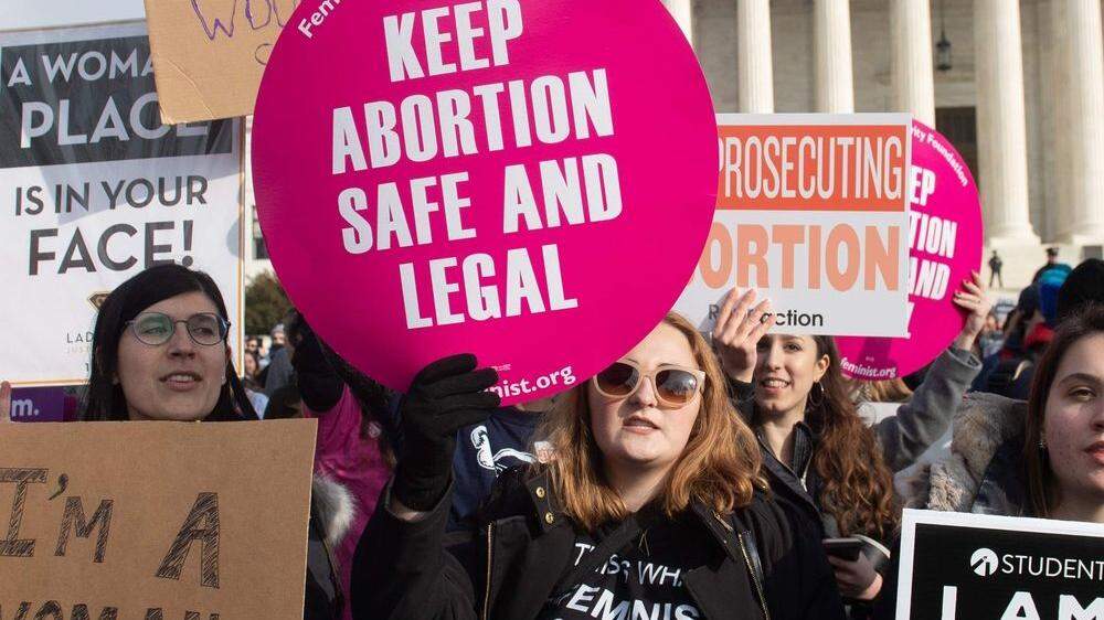 Demonstrantinnen für und gegen die Abtreibung in Alabama 