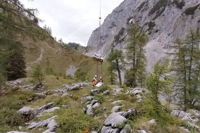 Das Aufstellen der Messstationen erforderte einiges an "Hand- und Fußarbeit", einiges an Material wurde zu Fuß auf den Berg gebracht, anderes mit dem Hubschrauber